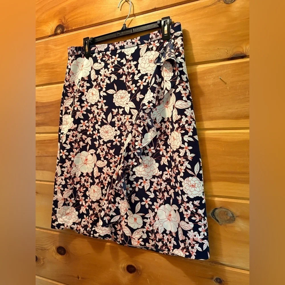 Banana Republic Skirt with Ruffle Accent size 8